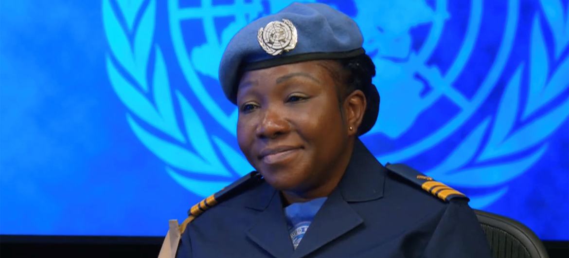 La Commandante d'escadrille Sharon Mwinsote Syme, du Ghana.