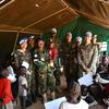 La Commandante d’escadrille Sharon Syme, originaire du Ghana (tenant un jeune garçon dans ses bras), a été nommée Défenseure militaire de l’égalité des sexes de l’ONU pour l’année 2024.