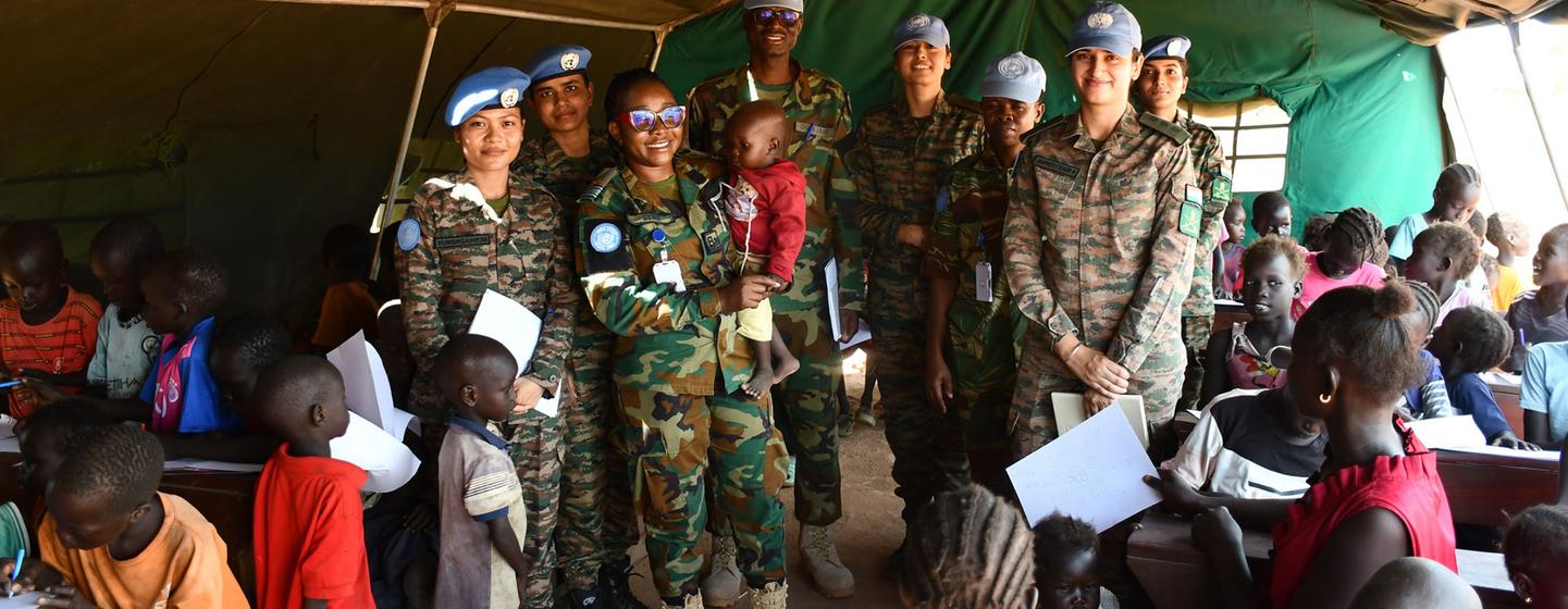 La Commandante d’escadrille Sharon Syme, originaire du Ghana (tenant un jeune garçon dans ses bras), a été nommée Défenseure militaire de l’égalité des sexes de l’ONU pour l’année 2024.