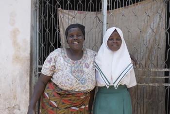 Mary Njeri (kushoto), Msichana kutoka Mrima eneo la Zombo Lungalunga Kaunti ya Kwale, amabaye alishindwa kuendelea na masomo kwa kukosa karo ya shule, akiwa na mama yakeAlice Kamau.  