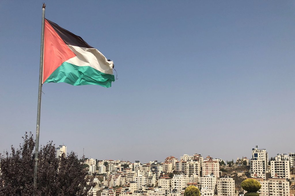 العلم الفلسطيني يرفرف في مدينة رام الله بالضفة الغربية.