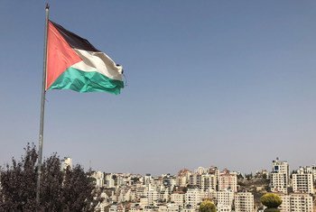 العلم الفلسطيني يرفرف في مدينة رام الله بالضفة الغربية.