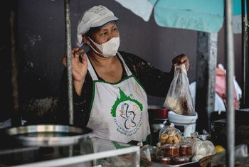 当新冠封锁期间，泰国的许多街头食品摊贩失去了唯一的收入来源。