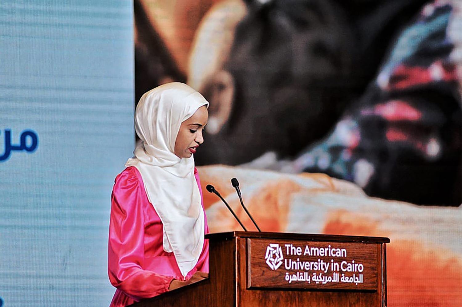 هدى مرجي، لاجئة سودانية أثناء تكريمها في الجامعة الأمريكية.