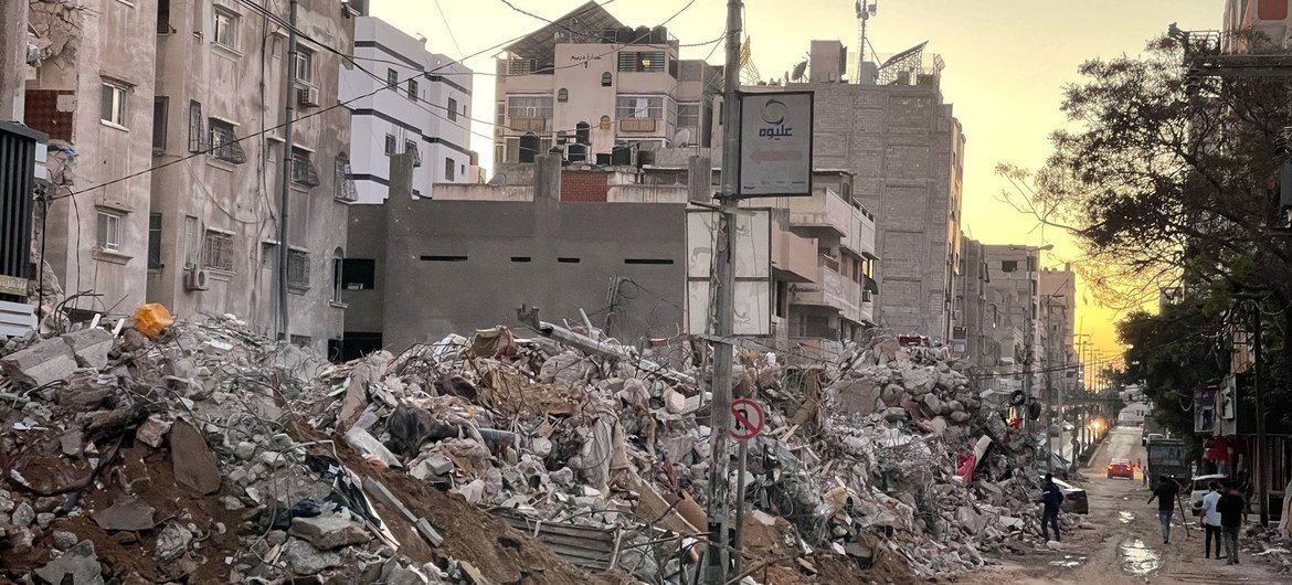 اسرائیلی فضائی حملے کے بعد غزہ میں تباہی کا ایک منظر۔