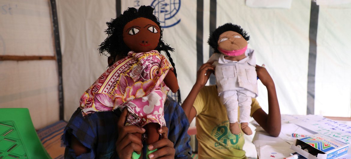 تتيح الألعاب والألعاب ومواد الرسم وغيرها من وسائل الترفيه للأطفال النازحين بسبب النزاع الاستمتاع بأيامهم في مركز للصحة العقلية تابع للمنظمة الدولية للهجرة في تيغراي ، إثيوبيا.