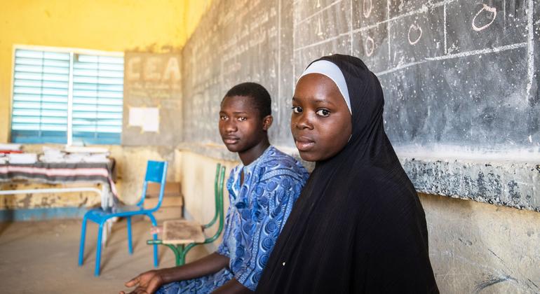 نائیجر میں ایسے بے آسرا بچوں کو جن کے انسانی سمگلروں کے ہتھے چڑھ جانے کا خطرہ ہوتا ہے یونیسیف انہیں ان کے بارے میں معلومات اکٹھی کرتی ہے، انہیں عارضی پناہ مہیا کرتی ہے، اور انہیں ان کے خاندانوں سے دوبارہ ملانے کی کوشش بھی کرتی ہے۔
