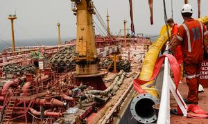 Mais de um milhão de barris de petróleo foram bombeados do decadente FSO Safer para outro navio.