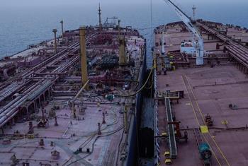 也门浮式储存和卸载装置（FSO）“安全号”石油转移作业现场。