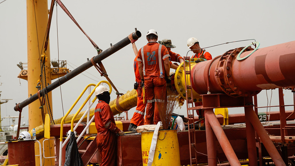 Trabajadores encargados del bombeo de más de un millón de barriles de crudo del buque cisterna FSO Safer al carguero reemplazante.