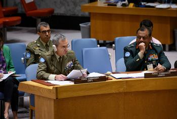 قائد قوة الأمم المتحدة المؤقتة في لبنان (اليونيفيل)، اللواء أرولدو لاثارو وبجواره قائد قوات بعثة الأمم المتحدة في جنوب السودان (أونميس)، اللواء موهان سوبرامانيان