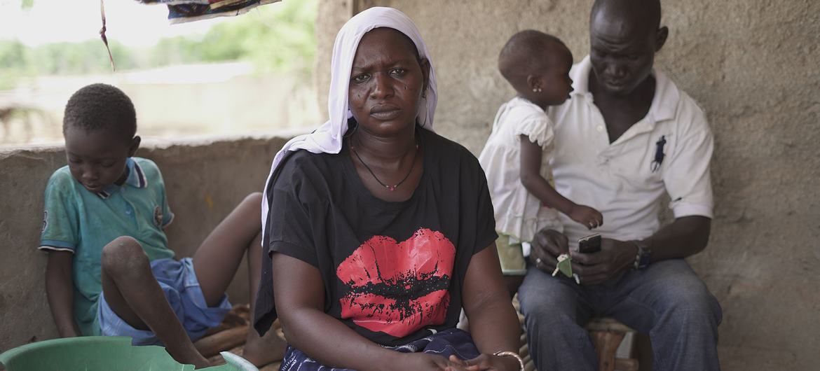 Une famille cherche protection dans le nord de la Côte d'Ivoire après avoir fui les violences au Burkina Faso.