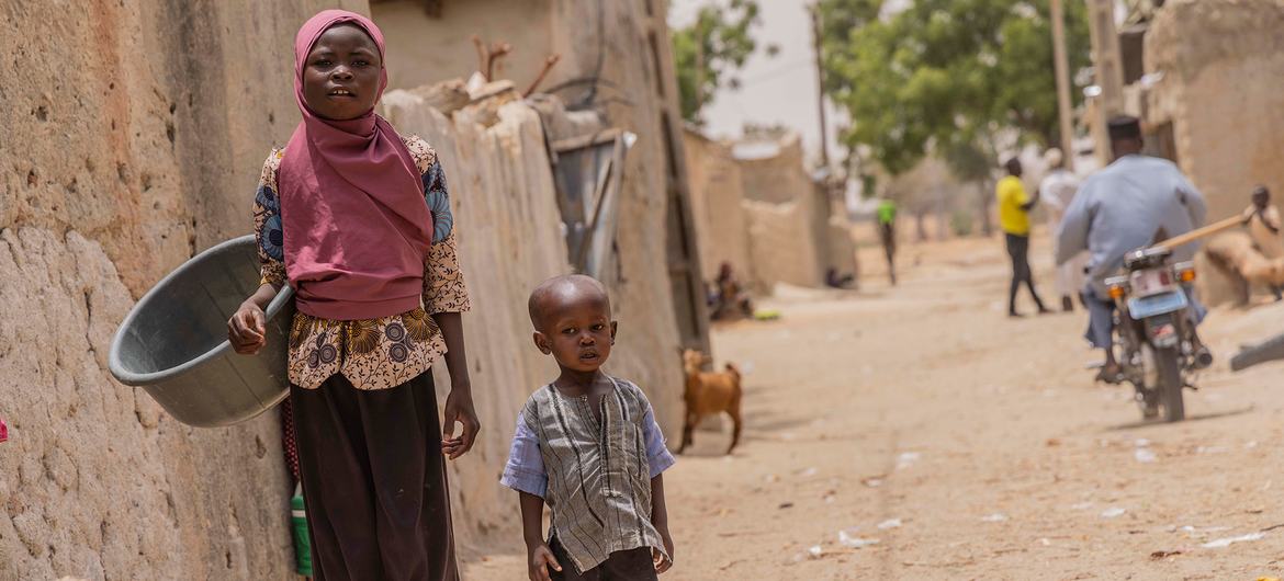 Une jeune fille et son cousin dans les rues d'un village du sud du Niger.