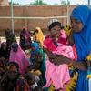 尼日尔的母亲正在接受联合国关于如何喂养营养不良儿童的指导。（资料图）