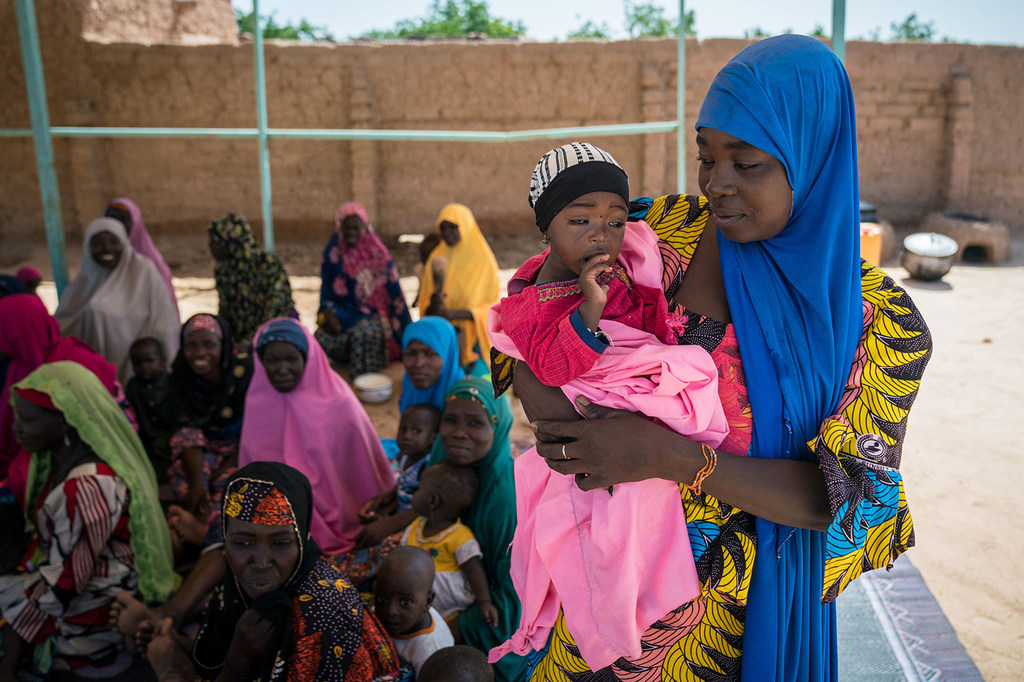 Des mères au Niger reçoivent des conseils de l'ONU sur la façon de nourrir les enfants sous-alimentés.