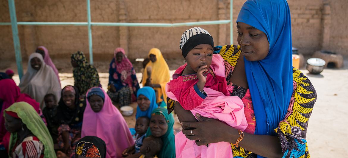 尼日尔的母亲正在接受联合国关于如何喂养营养不良儿童的指导。（资料图）