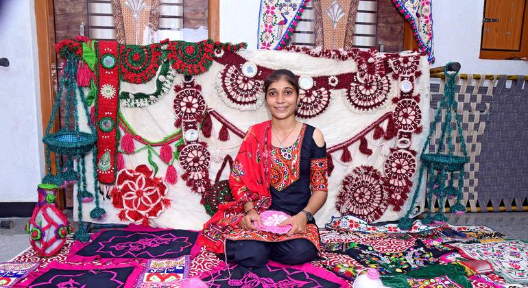 काजल का सपना है कि वह पुरस्कार धनराशि से, अन्य महिलाओं को पारम्परिक कढ़ाई कला सिखाने के लिए अपना ख़ुद का प्रशिक्षण केंद्र शुरू करें.