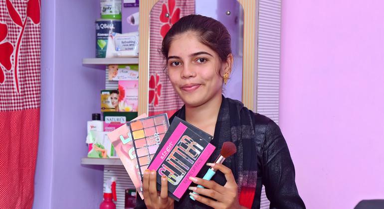 यूएनडीपी के 'ब्यूटी एंड वेलनेस' प्रशिक्षण कार्यक्रम के ज़रिए, नाजमीन ने सौंदर्य उपचार और सैलून प्रबंधन में कौशल प्राप्त किया.