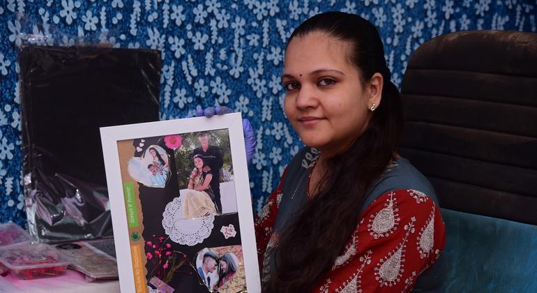 कविता गुसानी ने माँग के अनुसार उपहार आइटम बनाने का सफ़र शुरू किया.