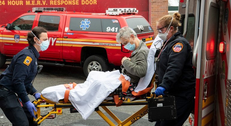 Equipe do Elmhurst Hospital, no Queens, chega com um novo paciente durante o surto de COVID-19 em Nova York
