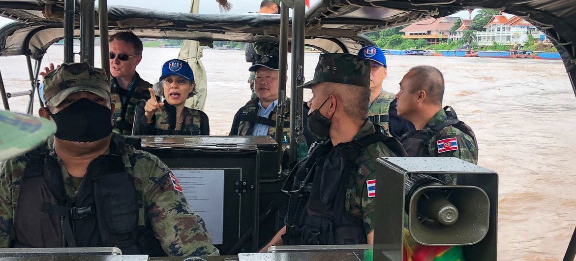 La coordinatrice résidente des Nations Unies en Thaïlande, Gita Sabharwal (au centre, à l'arrière-plan), participe à une patrouille sur le Mékong.