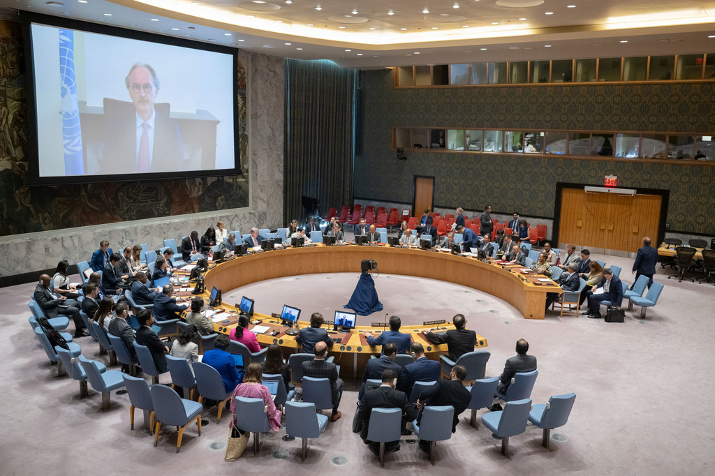 Geir Pedersen (à l'écran), Envoyé spécial du Secrétaire général pour la Syrie, informe le Conseil de sécurité de la situation dans le pays.