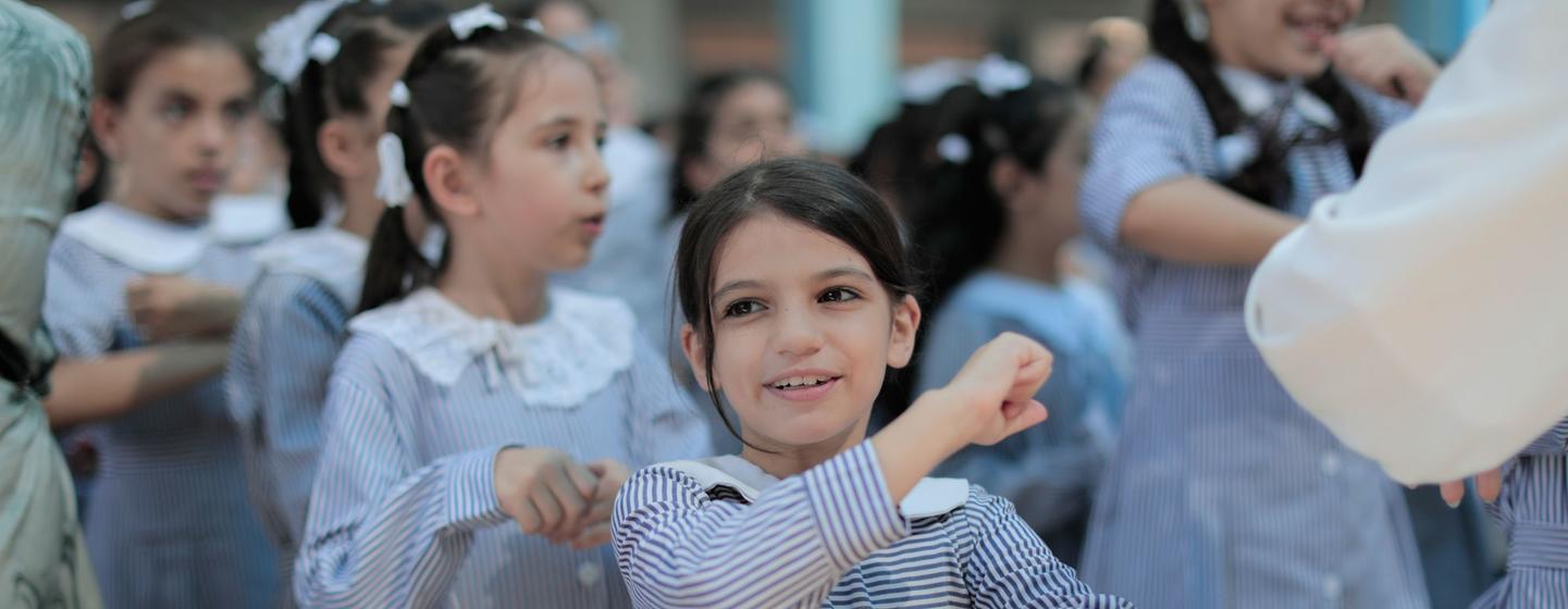 Des élèves réfugiés palestiniens reprennent le chemin de l'école dans toute la bande de Gaza. 