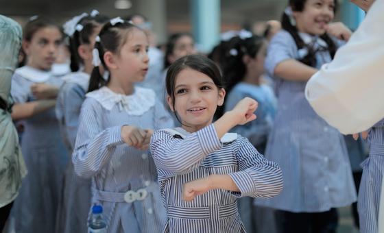 加沙地带的巴勒斯坦儿童重返校园。