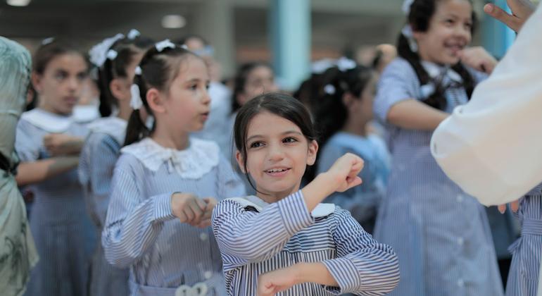Des élèves réfugiés palestiniens reprennent le chemin de l'école dans toute la bande de Gaza. 