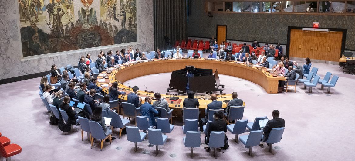 Vista panorâmica da reunião do Conselho de Segurança das Nações Unidas em Nova Iorque, com os delegados sentados ao redor da grande mesa.