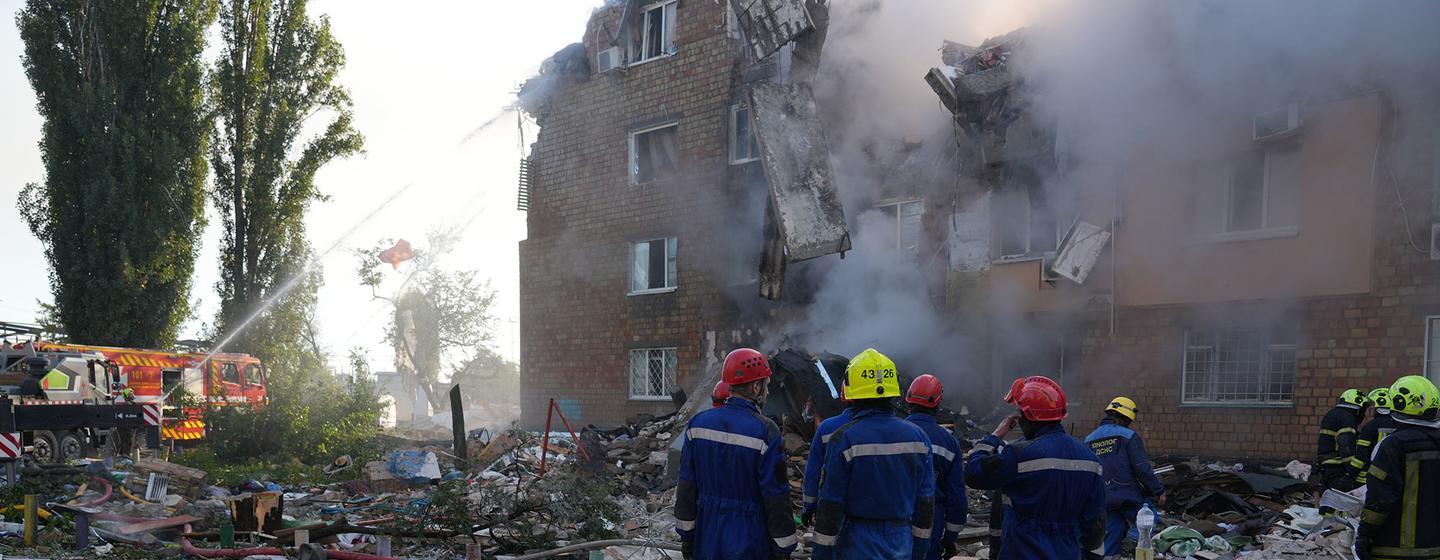 Des pompiers travaillent parmi les décombres d'un immeuble résidentiel à Kyïv détruit par une frappe de missile le 28 août.