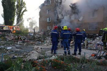 Bomberos combatiendo un incendio en los escombros de un edificio destruido en Kiev durante un ataque el 28 de agosto de 2025. 