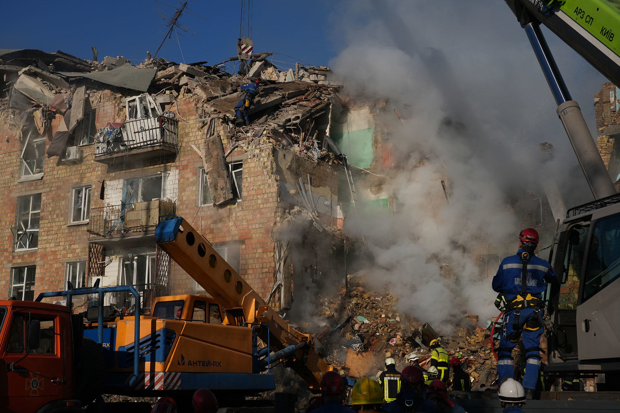 Les pompiers tentent d'éteindre un incendie dans un immeuble résidentiel à Kiev, après une frappe russe, le 28 août.
