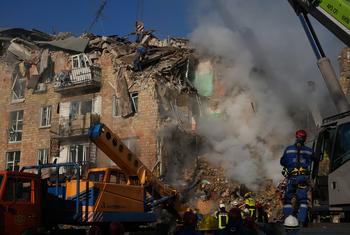 Wazima moto wanafanya kazi katika vifusi vya jengo la makazi huko Kyiv lililoharibiwa katika mgomo wa kombora mnamo Agosti 28. (Maktaba)