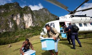 Des urnes électorales sont récupérées par un hélicoptère de l'ONU dans un bureau de vote rural au Timor-Leste.