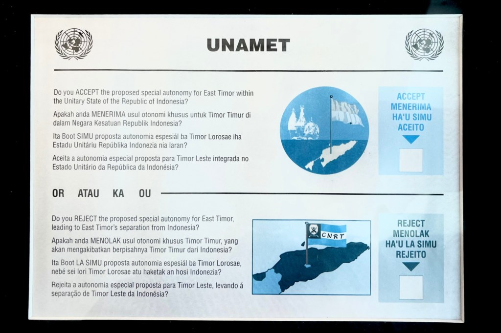 Uma cédula de votação da UNAMET para o referendo de independência do Timor-Leste de 1999, mostrando as opções para aceitar ou rejeitar a autonomia especial dentro da Indonésia.