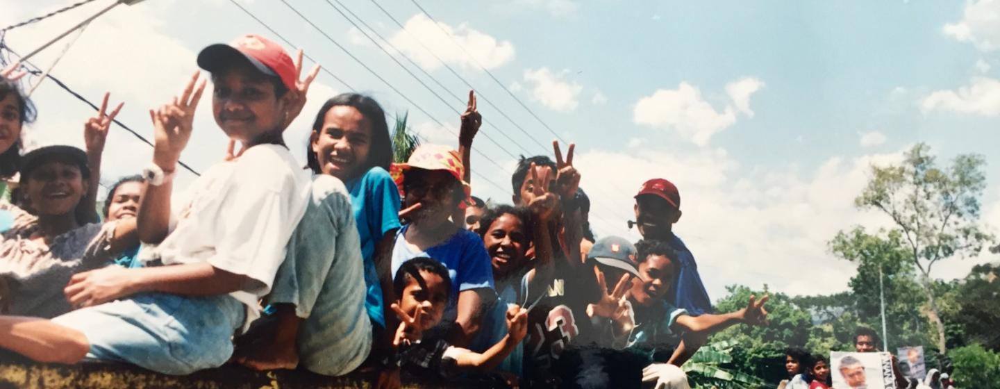 Povo timorense no dia da votação seguindo para participar na votação para o referendo sobre a independência