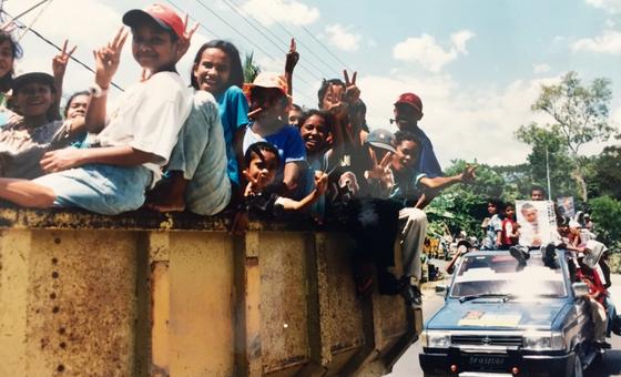 Eleitores em Timor-Leste participam de uma manifestação pró-independência antes do referendo de 30 de agosto de 1999 sobre o governo autônomo.