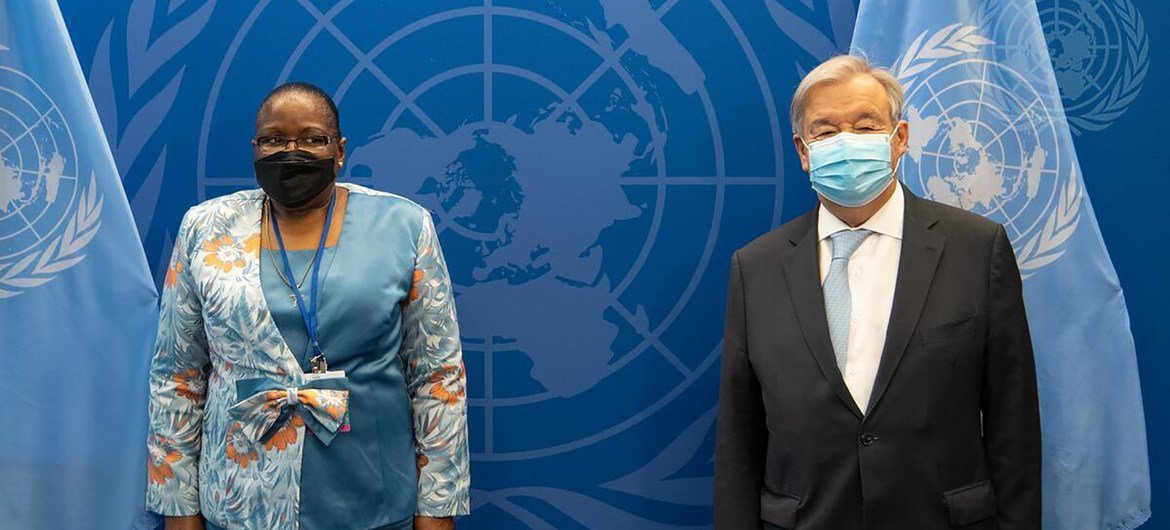 O Secretário-Geral da ONU, António Guterres, reúne-se com Verónica Nataniel Macamo Dlhovo, Ministra dos Negócios Estrangeiros e Cooperação de Moçambique, em frente às bandeiras da ONU .