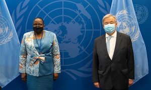 O Secretário-Geral da ONU, António Guterres, reúne-se com Verónica Nataniel Macamo Dlhovo, Ministra dos Negócios Estrangeiros e Cooperação de Moçambique, em frente às bandeiras da ONU .