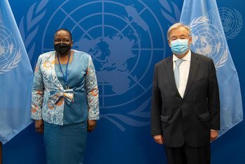 O Secretário-Geral da ONU, António Guterres, reúne-se com Verónica Nataniel Macamo Dlhovo, Ministra dos Negócios Estrangeiros e Cooperação de Moçambique, em frente às bandeiras da ONU .