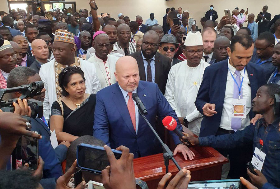 Le Procureur de la Cour pénale internationale, Karim Khan, s'adresse à des groupes de survivants et à d'autres personnes dans une salle d'audience à Conakry, en Guinée, avant l'ouverture du procès du massacre de 2009.