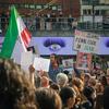 Manifestantes se reúnem em Estocolmo, na Suécia, após a morte de Mahsa Amini, de 22 anos, sob custódia da polícia de moralidade do Irã.