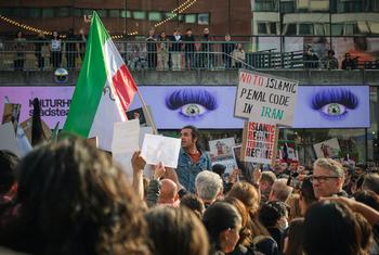 Des manifestants à Stockholm, en Suède, après la mort de Mahsa Amini en détention en Iran.