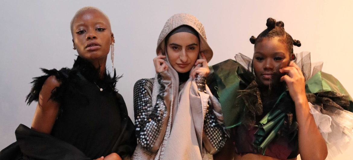 Модели в нарядах, созданных беженцами, на Неделе моды в Нью-Йорке.