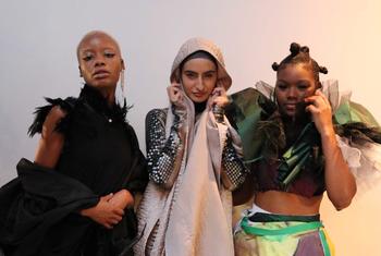Модели в нарядах, созданных беженцами, на Неделе моды в Нью-Йорке.