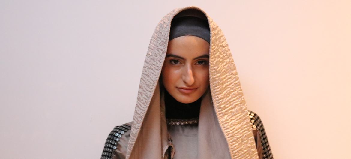 Un mannequin portant une création de No Nation Fashion, lors de la Semaine de la mode à New York.