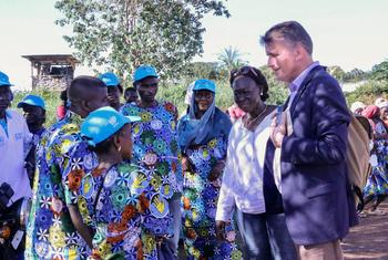 Christian Saunders, Special Coordinator on Improving the UN’s Response to Sexual Exploitation and Abuse, met with community leaders, women and youth organizations on his trip to Pombolo in the Central African Republic.
