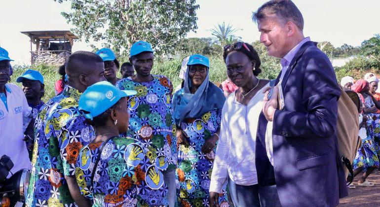 Christian Saunders, Special Coordinator on Improving the UN’s Response to Sexual Exploitation and Abuse, met with community leaders, women and youth organizations on his trip to Pombolo in the Central African Republic.