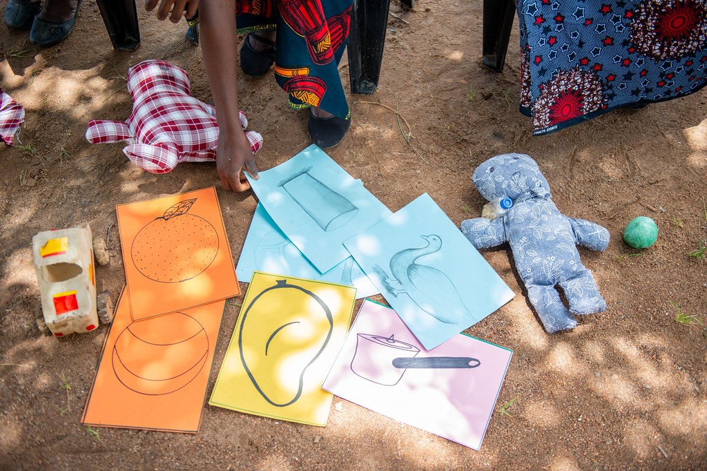 المتطوعون المجتمعيون يصنعون لعب الأطفال من المواد المحلية. تُستخدم الألعاب في مراكز تنمية الطفولة المبكرة التابعة لليونيسف في زامبيا.